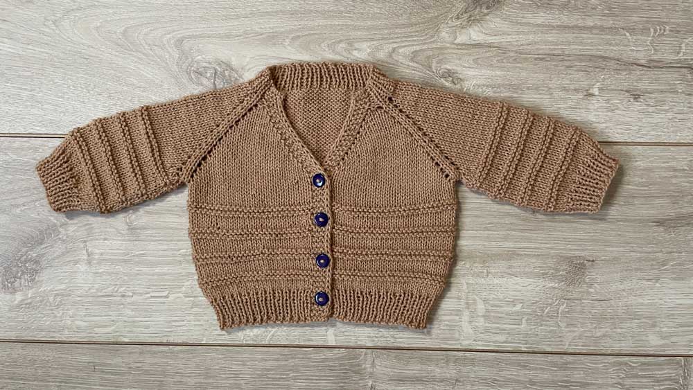 37. Chaqueta cuello en "V" por el cuello (tallas de 0 a 10 años)