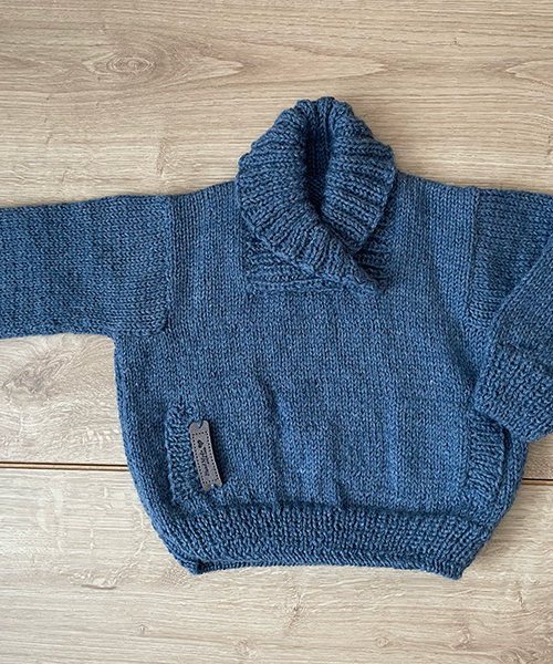 40. Sueter cerrado, cuello cruzado y bolsillos a los lados (tallas de 0 a 10 años)