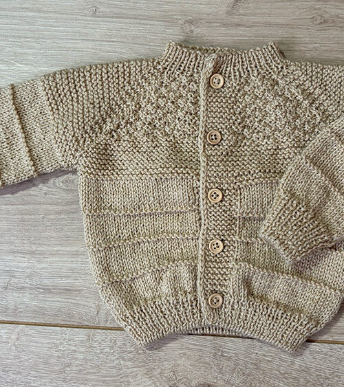 53. Chaqueta empezada por abajo con puntada de arroz doble