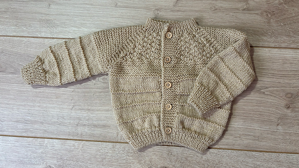 53. Chaqueta empezada por abajo con puntada de arroz doble